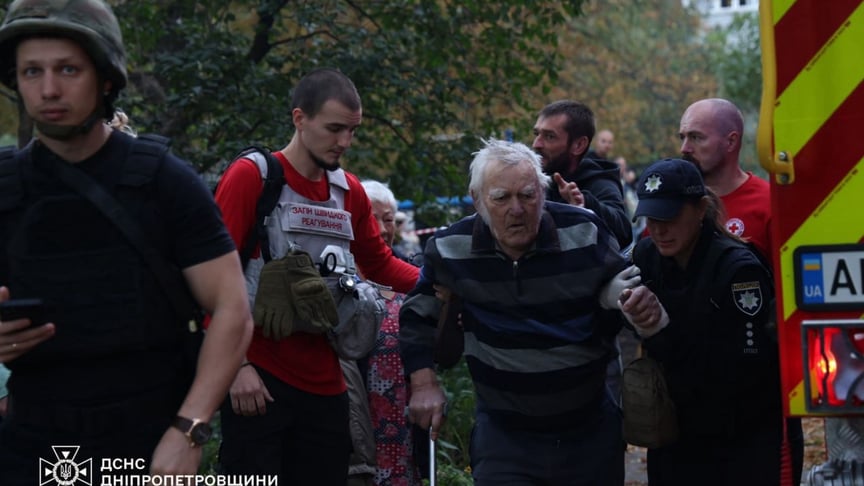 Рятувальники допомагають людям на місцях російських ударів Рятувальники допомагають людям на місцях російських ударів