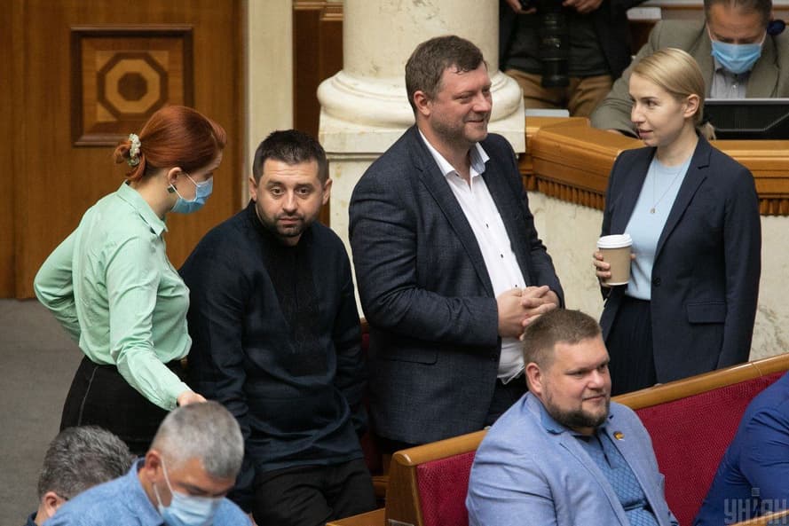 Народні депутати Мар'яна Безугла, Давид Арахамія, Олександр Корнієнко та Анастасія Радіна під час засідання Верховної Ради України
