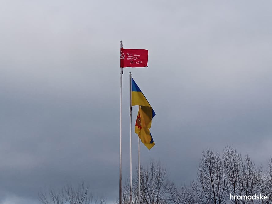 Російські окупанти зняли прапор ЄС і поставили серп і молот. 9 березня 2022 року