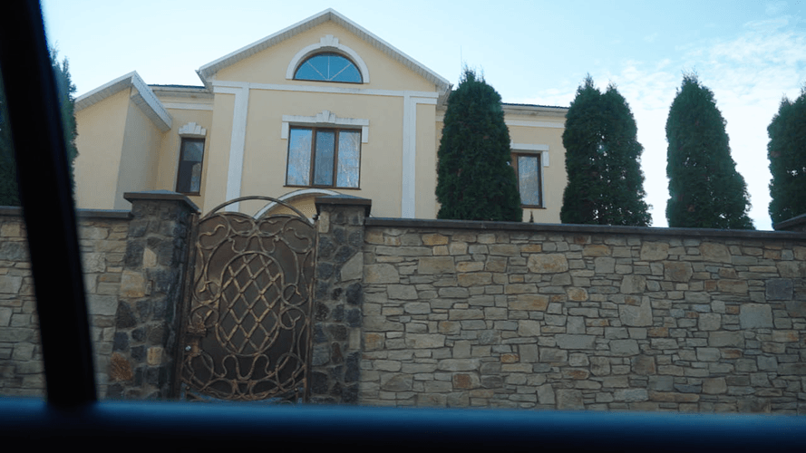 У власності глави сім’ї — Сергія Кіндзерського — дві земельні ділянки в елітному районі біля Хмельницького