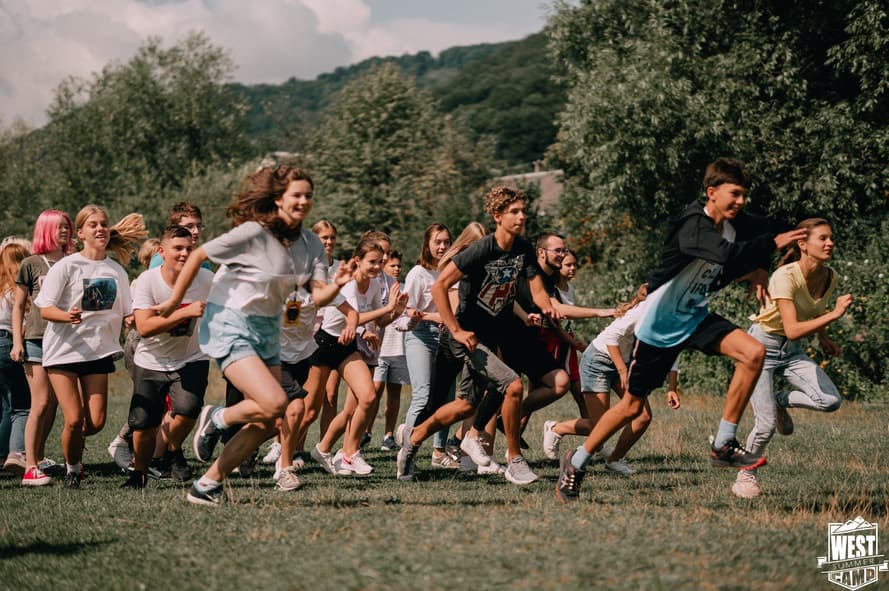 Спортивные соревнования в лагере для подростков в Карпатах