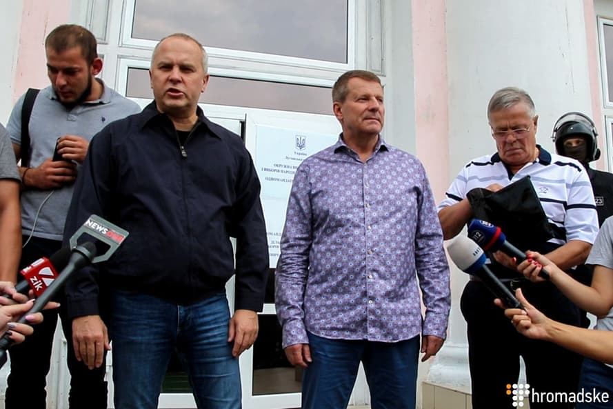 Народний депутат України Нестор Шуфрич (ліворуч) та кандидат у народні депутати Сергій Медведчук, Щастя, Луганська область, 24 липня 2019 року