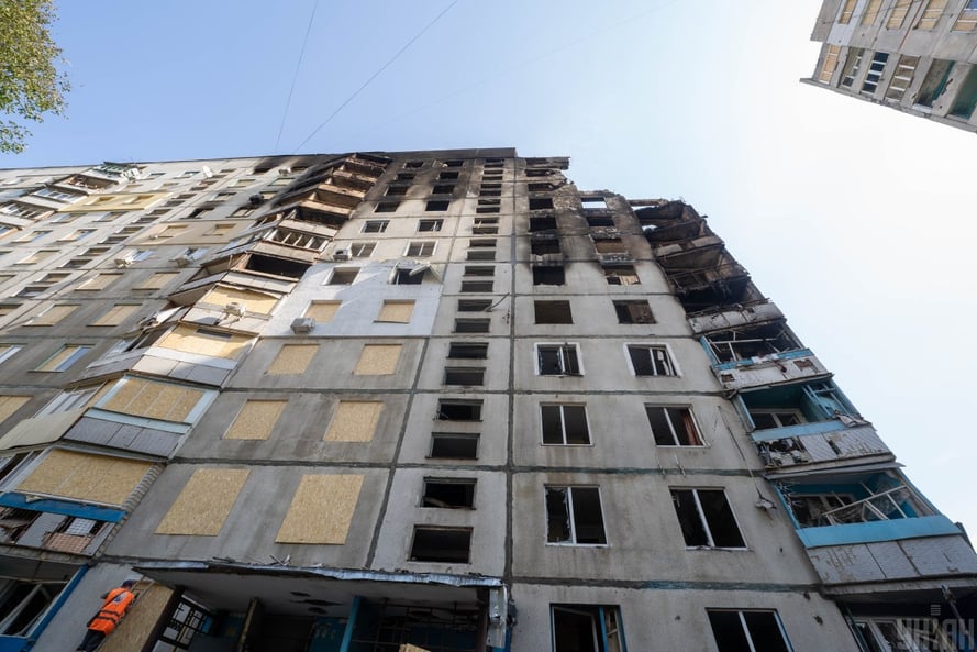 Багатоповерхівка в Харкові, у яку влучила російська ракета