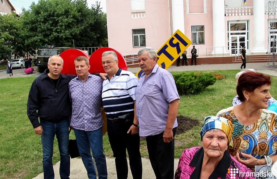 Зліва направо: народний депутат Нестор Шуфрич, кандидат у народні депутати Сергій Медведчук, народний депутат Василь Німченко, Щастя, Луганська область, 24 липня 2019 року