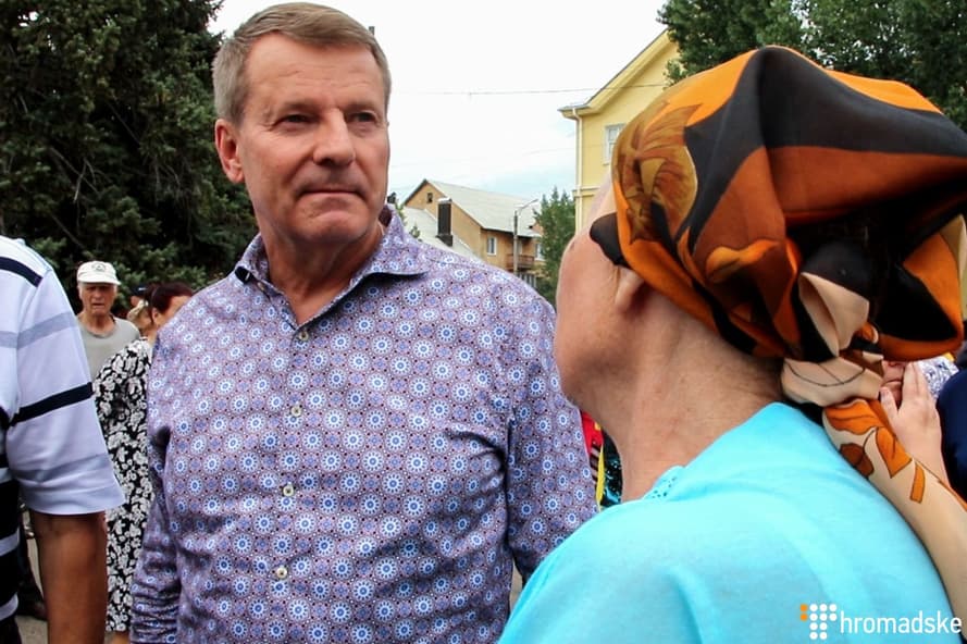 Кандидат у народні депутати України Сергій Медведчук з виборцями у Щасті, Луганська область, 24 липня 2019 року