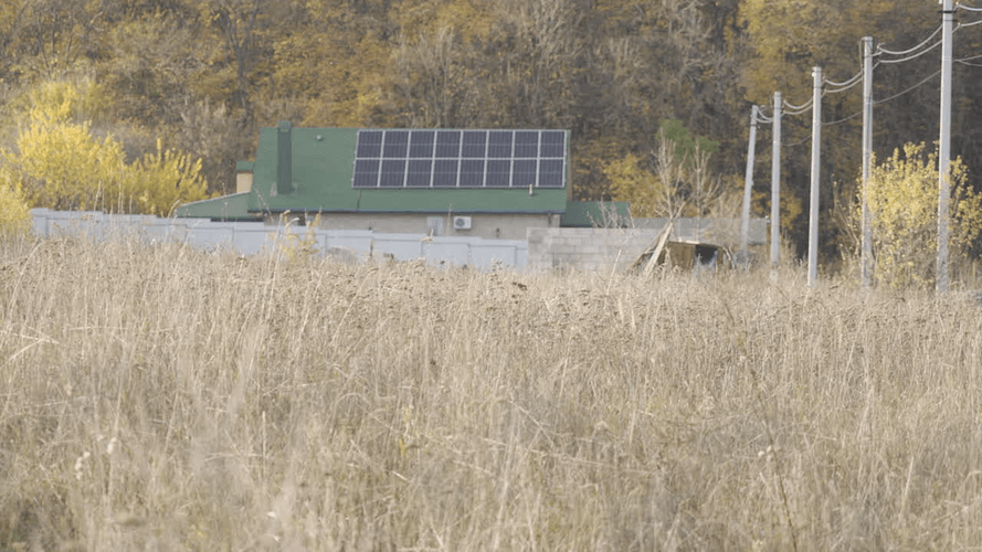 Куплена ним у 2021 році земельна ділянка розташована на закритій території, але сонячні панелі на ній видно здалеку