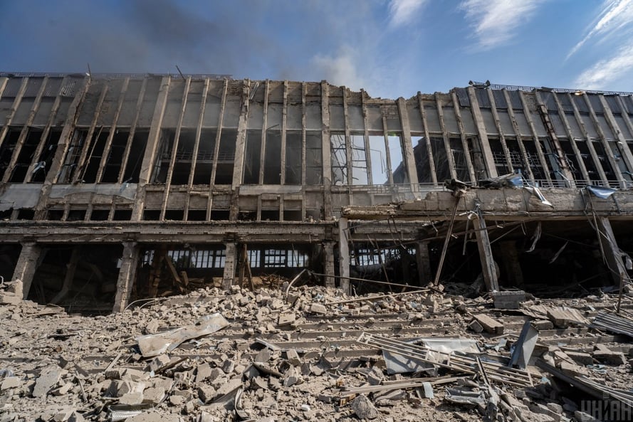 Зруйнований унаслідок обстрілу палац спорту у Харкові