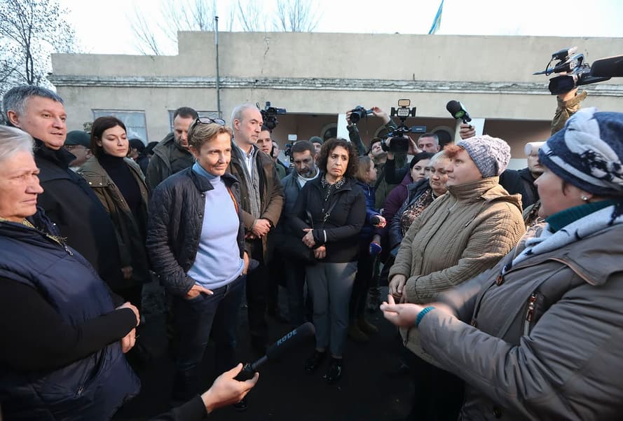 Посли Німеччини, Франції та Великої Британії спілкуються з місцевими жителями у Золотому, Луганська область, 7 листопада 2019 року. Посол Франції в Україні Етьєн де Понсен (в центрі)