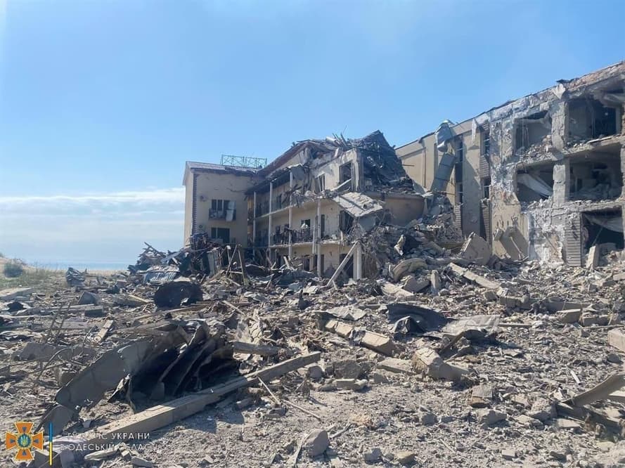 Зруйнований російською ракетою готель в Затоці