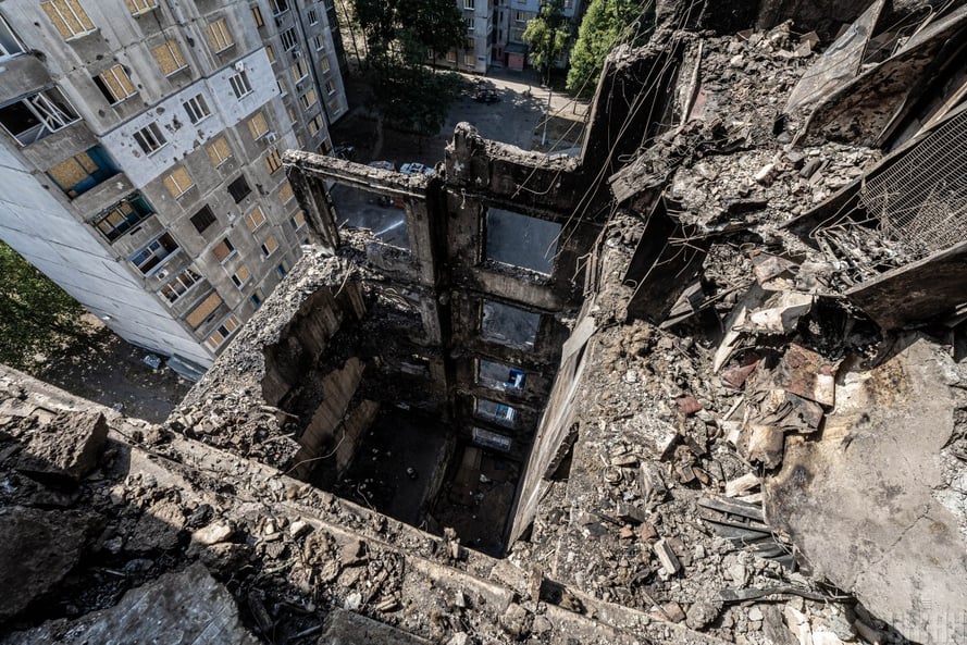 Багатоповерхівка в Харкові, у яку влучила російська ракета