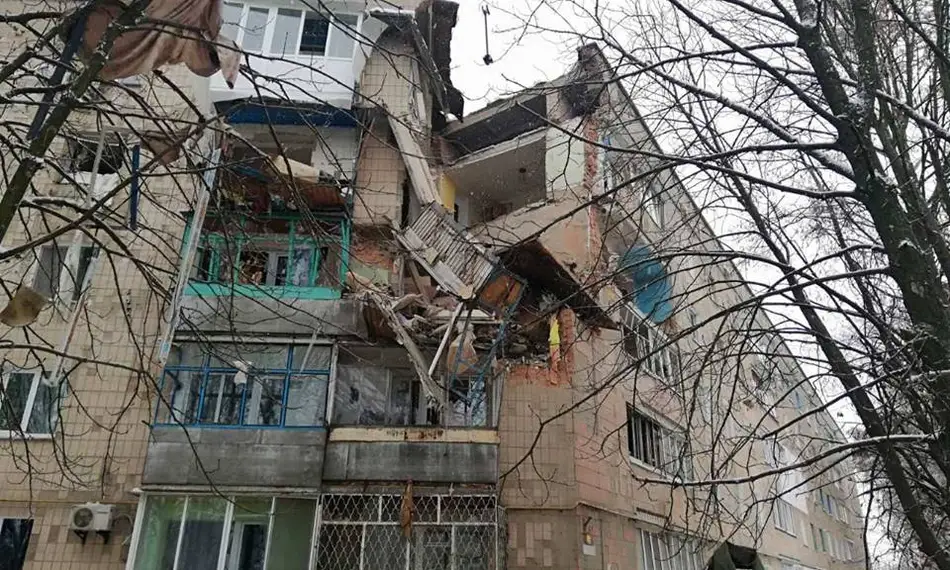 У багатоповерхівці Фастова вибух зруйнував три поверхи: одного чоловіка травмовано