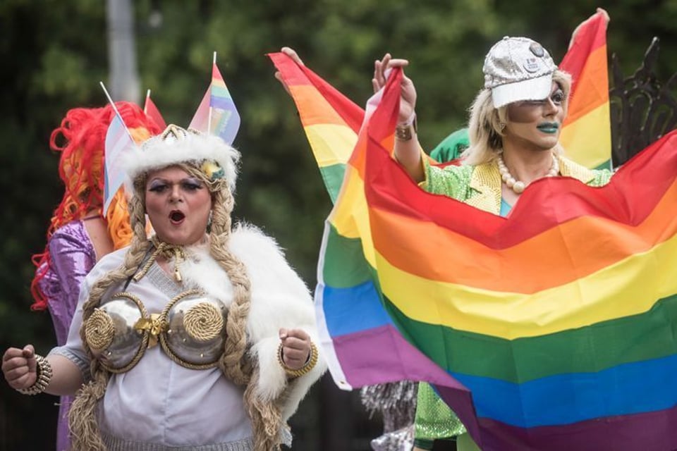 Екі қыз және көптеген жігіттермен порно