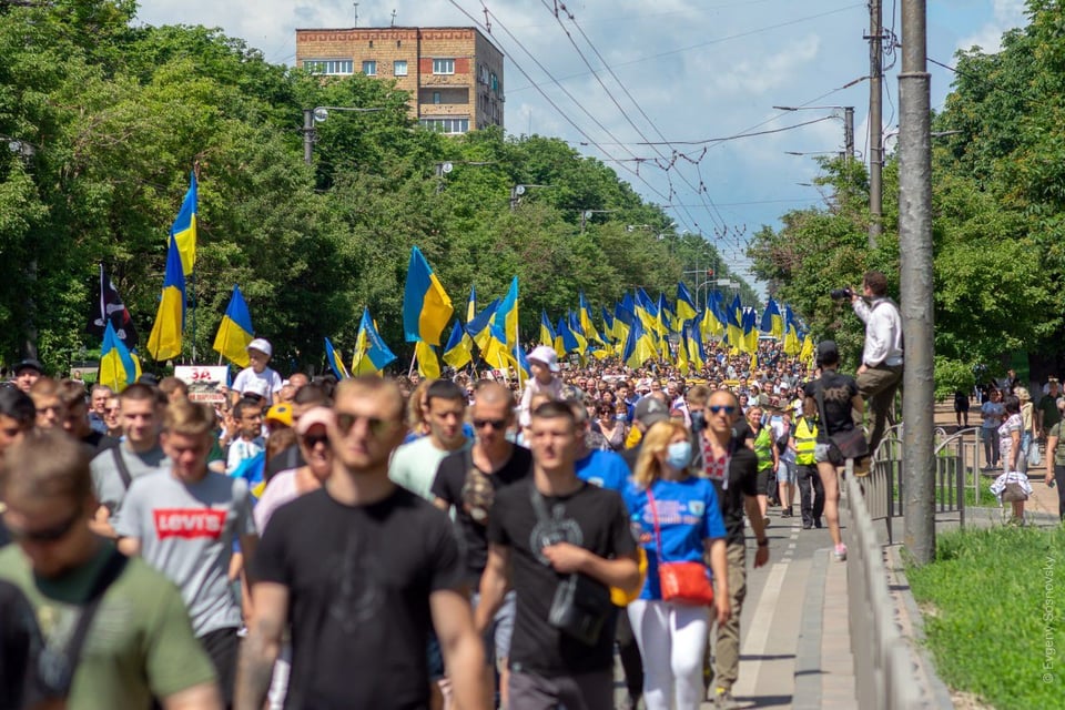 Концерттегі порно видеода таяқпен бөкселерді жазалау