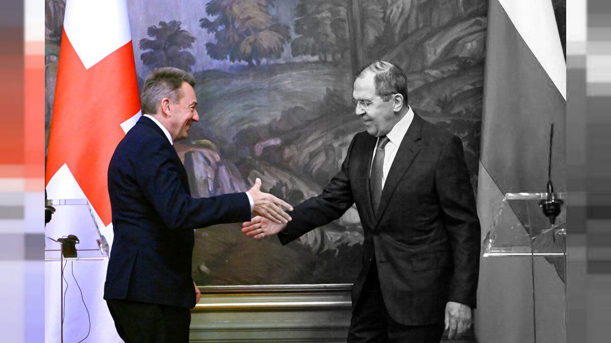 2022 року президент МКЧХ Петер Маурер потиснув руку сергію лаврову